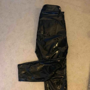  - Lackbyxort från asos denim, lite kortare i modellen.  Storlek 26/26. 