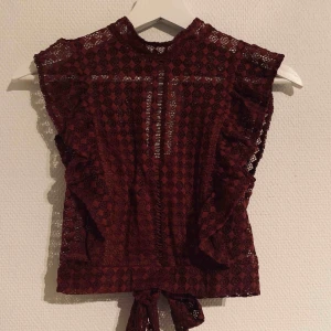  - Nytt skick (aldrig använd)  Mönstrad top (crop) från Forever21 i färgen ”rost röd”. 