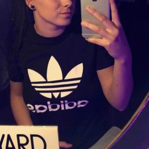  - Adidas t-shirt. Använd 2-3 gånger så den är som ny!☺️  Nypris: 400 Mitt pris: 200