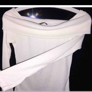  - Off shoulder tröja vit från Gina.Exakt som bilden fast tightare material
