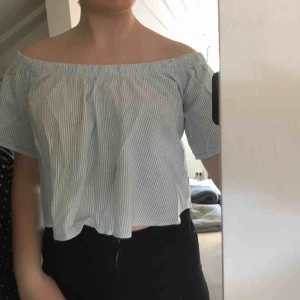  - Söt liten of shoulder blus (lite kortare) från Pink lady i fint skick! Mer som en xs än en s. Köparen står för frakten på 18:- & betalning sker via swish! 💕