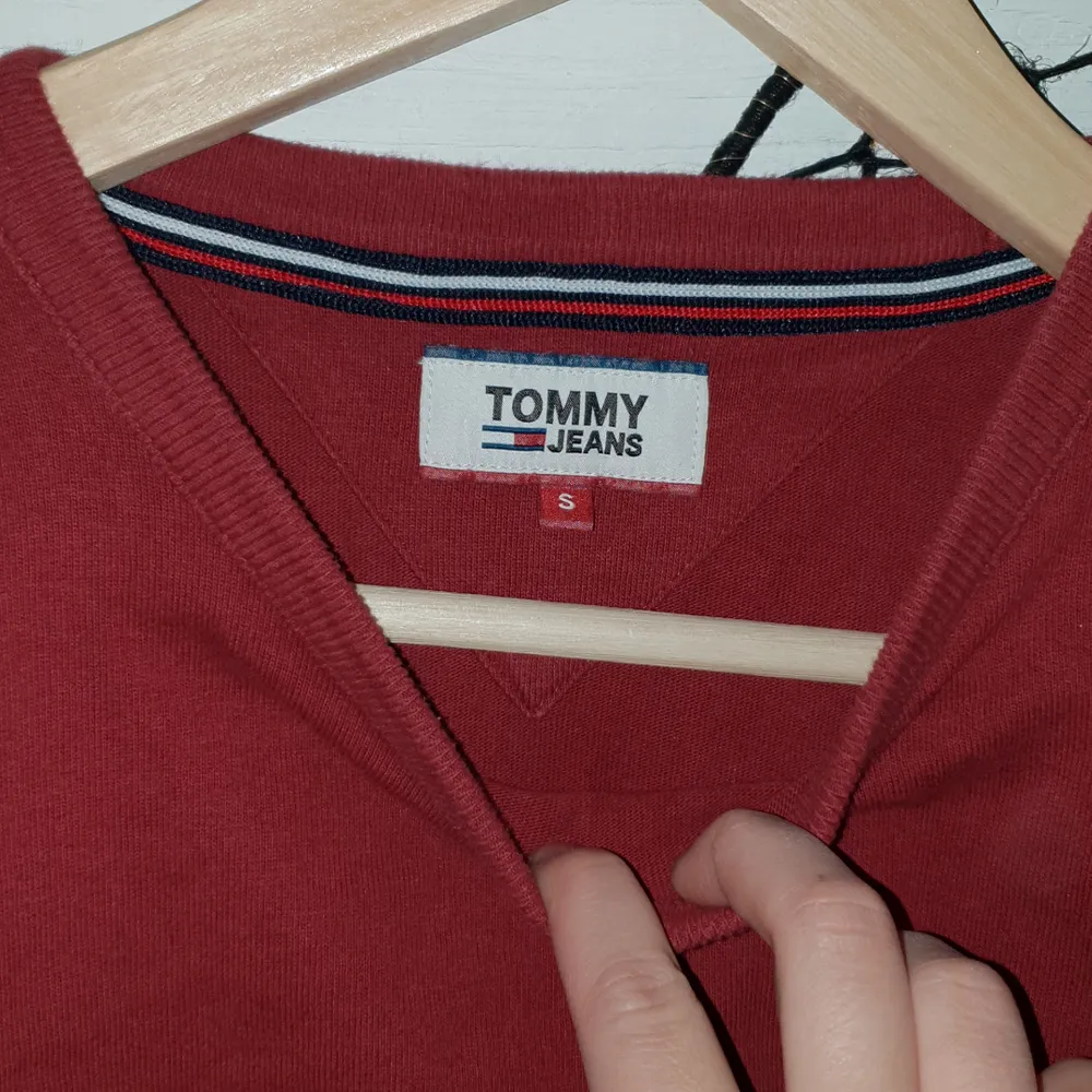 Tommy jenas t-shirt sjukt snygg men tyvärr bara abdvänd 2 gånger köptes i Köpenhamn i somras . T-shirts.