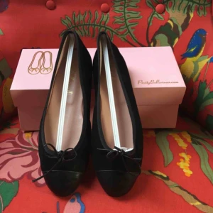  - Ballerinaskor i svart mocka och läder från Pretty Ballerinas, använda en gång. 