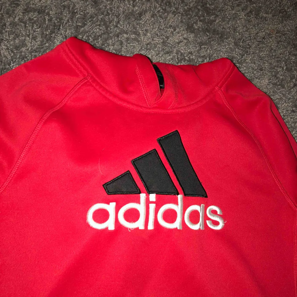 Röd Adidas Hoodie köpt i USA i nån sportaffär för 80 dollar. Fint skick (8/10). Bra för träning utomhus och även väldigt skön!. Tröjor & Koftor.