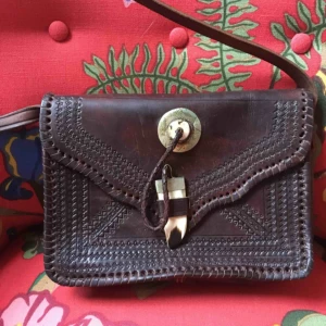  - Handgjord läderväska med axelrem inköpt i Marocko, oanvänd. 