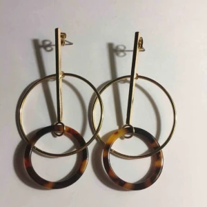  - 🍒Trendiga örhängen som tyvärr var ett impulsköp och därför inte kommer till användning. Tar vilken outfit som helst till en helt ny nivå😉😘 är det något du undrar är det bara att fråga🍒