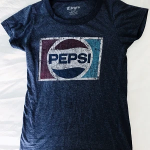  - Blå t-shirt med pepsitryck. Fint skick!