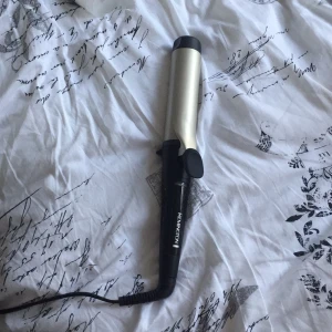  - NY locktång från märket Remington. Aldrig testad, endast uppackad från kartongen. Säljer den billigare än jag köpte den för, så först till kvarn :) 