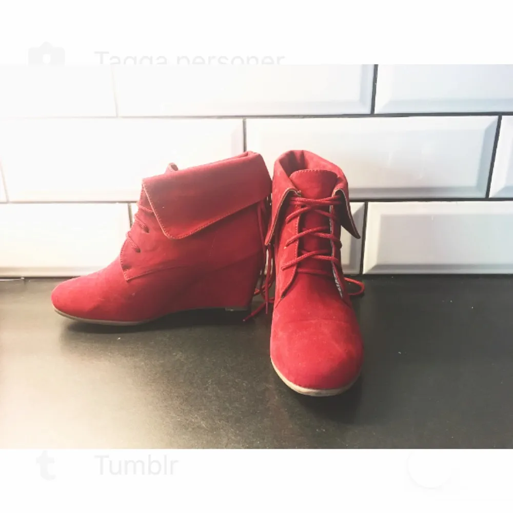 Romantiska röda skor från Frankrike!  Fantastiskt sköna och vackra.  Går att snöra åt tightare och släppa så det blir lösare. Haft de i strl 37-39 och passar lika bra oavsett 😊 möter upp i Sthlm och kan frakta mot kostnad. Pris diskuterbart!. Skor.