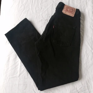  - Levi's 27/30, i väldigt bra skick. Knappt använda.  Dom är till anklarna på mig som är 170cm. Köparen står för frakten. 