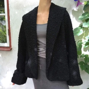  - Vintageproject!  En jättefin vintage jacka i persianpäls. dock med många hål. Innefodret skulle behöva bytas och en ärm sys upp, annars är den i superskick.  Säljer denna i ambition att någon med syambitioner ska nappa och ge jackan en chans 🙃  Det är en tung och varm jacka annars med stor krage och två fickor. Passar en M eller L mest, med jag har även använt den och är en XS.   Jag bor långt bort så frakt tillkommer, skulle gissa på 56kr med posten.  Har swish