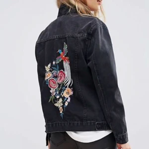  - Skitsnygg jeansjacka med broderier och pärlor, helt ny med lappar kvar då jag inte tyckte den passade mig💔 storlek är S och då är den lite oversize, jag tycker den sitter bra på en M också.