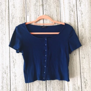  - Crop top från Monki i storlek M men passar även S.  Säljes för 20kr, frakt tillkommer.  Betalning sker vis swish.