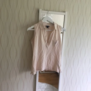  - Jätte söt babyrosa Gant t-shirt😌 lite skrynklig men det behövs bara ett strykjärn. Använts 3 gånger så den är som ny! 🌹 köparen står för frakten