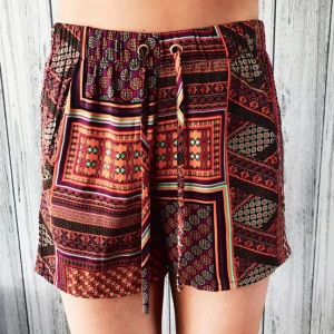  - Mönstrade shorts från Kappahl i storlek 36. Säljes för 50kr inkl frakt. Aldrig använda, endast prövade. Betalning sker via swish.