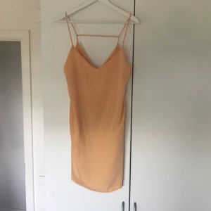  - Persikofärgad sommarklänning, superfin under alla årets dagar dock :) använd ett fåtal gånger så den är i väldigt gott skick. Passar både till M och S storlekar.  Köparen står för frakten :) 