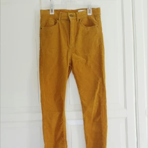  - Pris inklusive frakt!! Senapsgula manchesterbyxor ifrån Monki. Skitsnygga men för dåligt använda av mig. Storlek 28 men i väldigt stretchigt tyg. 