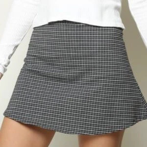  - Jättefin kjol från Brandy Melville. Hade helt klart behållt den om den tyvärr inte var för kort i bak på mig. Det är en storlek xs/s men skulle mer säga att det är en xs pga att den som sagt är ganska kort i bak. Den är i lite stretchigt material så den är väldigt skön att ha på sig! 