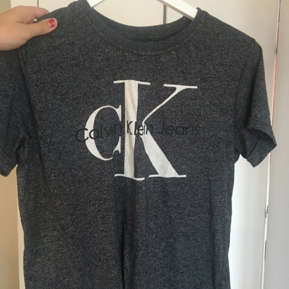 Calvin Klein t shirt, fake men i bra skick!! . T-shirts.