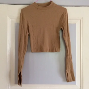  - 🐚 Den urläckra tröjan för alla tillfällen. Matchas gärna med höga jeans! Fin slits vid båda ärmsluten. Storlek XS. Från NA-KD. 95% bomull & 5% elastan. Köpt 2hand, mycket fint skick! Vid frakt: +28-35kr 🐚