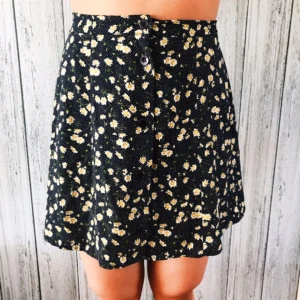  - Blommig kjol från Beyond Retro. Säljes för 50kr, frakt tillkommer. Betalning sker via swish.