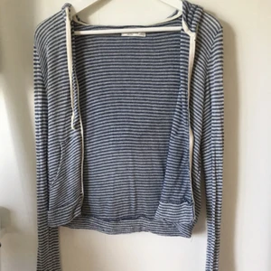  - Väldigt tunn munkjacka ifrån abercrombie and fitch. Snygg och passar väldigt bra speciellt till sommaren eftersom den är så pass tunn