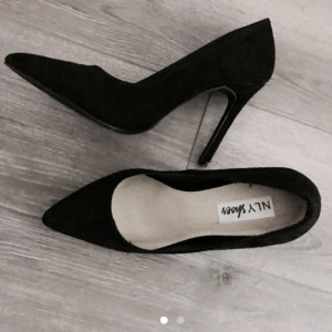  - Pumps från Nelly. Aldrig använda.  Frakt tillkommer.