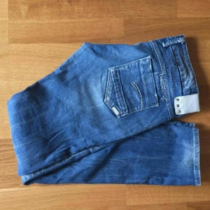  - g star raw 3391 jeans. låga i midjan. 