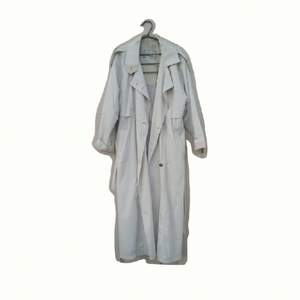 Vintage trench coat, snygg, luftig och rymlig. Begagnat skick, slitage (detaljbilder mot begäran). 