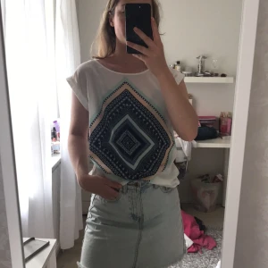  - En unik och fin T-shirt från Cubus. Använd 2 gånger. Perfekt till sommaren eftersom den är i "svalt" material.