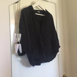  - Säljer en svart blus🎀 frakt ingår i priset