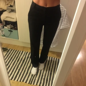  - Helt nya dressbyxer från H&M premium. Kostar 599kr och finns i få affärer. Jättebra kvalité då det är ull i dom, men dom är tunna ändå. Pressvikta och så snygga!  