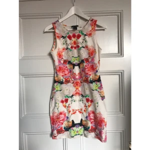  - Jättefin blommig fodralklänning från H&M i bomull. Köparen står för frakten och betalning sker via swish.