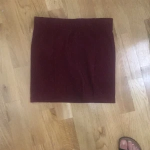  - Vinröd trikåkjol