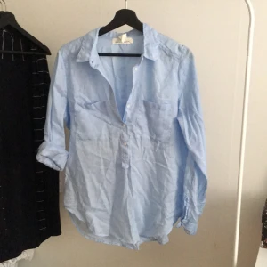  - Hm ljusblå skjorta, strl 38. Sval och skön