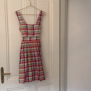  - Klänning från Rules by Mary i 50-tals stil. Fint fall och sitter som en smäck! Storlek S, 100% bomull, fint skick. 