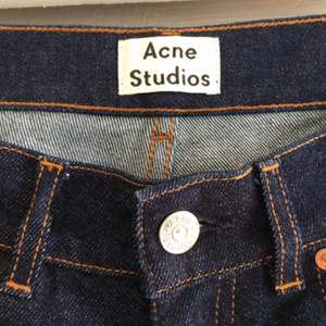 Acne jeans model Lita One. Köpta i juni 2017 användes tre gånger. Högmidja, skön stretch. Klippta ben, så benen passar en 29/30. 