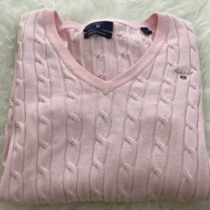  - Oanvänd kabelstickad tröja från gant, ljusrosa och stretching men sitter tajt! 