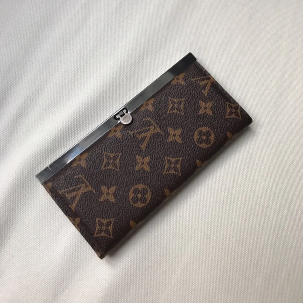 Louis Vuitton plånbok (fake), aldrig använd. Väldigt rymlig och fin! . Accessoarer.
