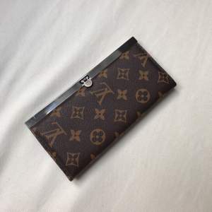 Louis Vuitton plånbok (fake), aldrig använd. Väldigt rymlig och fin! 