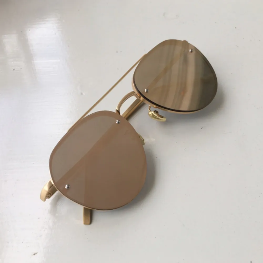 Ett par sjukt snygga solglasögon från nätbutiken Chiquelle. De är mirrored i färgen rose gold. Endast testade hemma. One size och UV-skyddade Bredd 14,3cm | Höjd 5cm Ord.pris 379kr. Accessoarer.