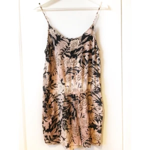  - Söt jumpsuit från H&M. Den har en liten resår som markerar midjan och reglerbara axelband. Pris exklusive frakt.