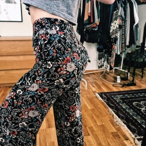  - Mönstrade byxor Warehouse, aldrig använda. Frakt tillkommer, skickar så billigt som möjligt med posten.