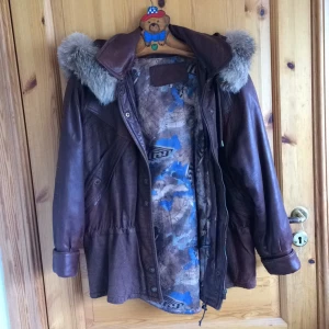  - Skinn/mockajacka med päls stl 38 men passar också mig som är 36  