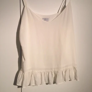  - Vitt linne med volang strl M. 