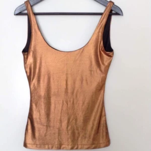  - Festtopp i brons med djup rygg och tight passform. 