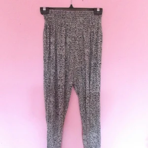  - Haremsbyxor, oanvända. Sitter åt runt benens slut. 