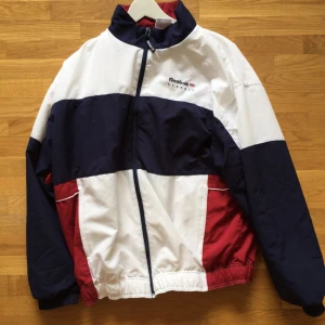  - Asnice jacka från Reebok. Inköpt secondhand men aldrig använd! Den är märkt M/L och sitter oversized på mig så passar alla från XS-L beroende på hur man vill att den ska sitta! Skickas mot en fraktkostnad på 45kr 📦⭐️