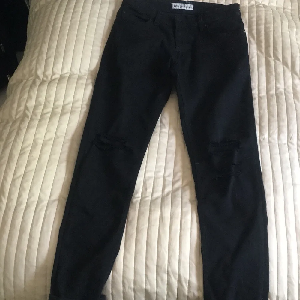 Svarta jeans från just junkies med hål i knäna! Alldeles nya! Aldrig använda. Jeans & Byxor.