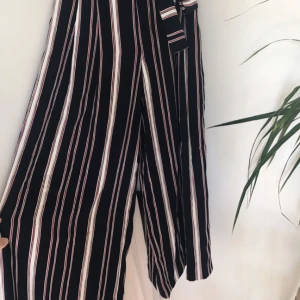  - Helt nya randiga byxor från Zara i våras! Blåa med vita och röda linjer. Asbra t sommaren iom att de är tunna och vida! Fraktar helst<3